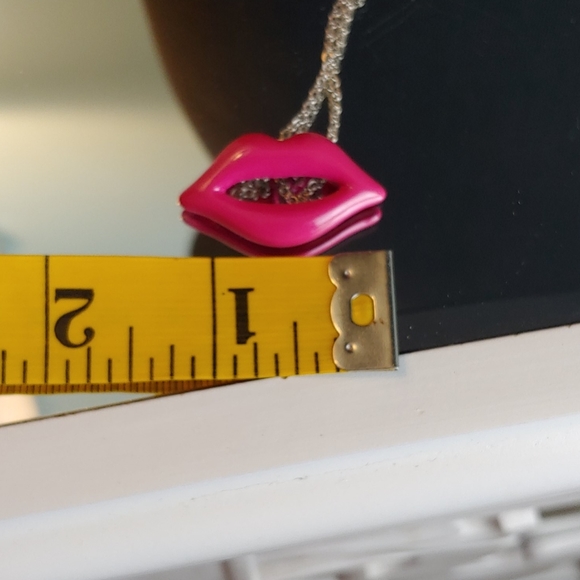 5/$20.🌟Lip Necklace - Picture 2 of 2